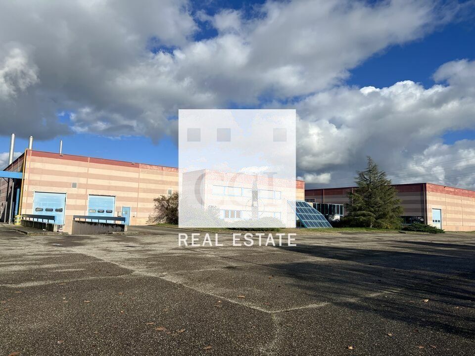 À LOUER – BÂTIMENT INDUSTRIEL RÉNOVÉ DE 8 500 m² – BLYES / PARC DE LA PLAINE DE L'AIN