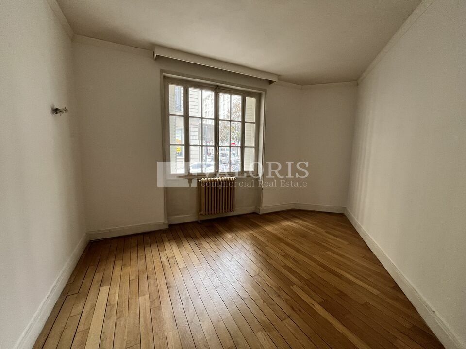 Location local professionnel 97 m² non divisibles