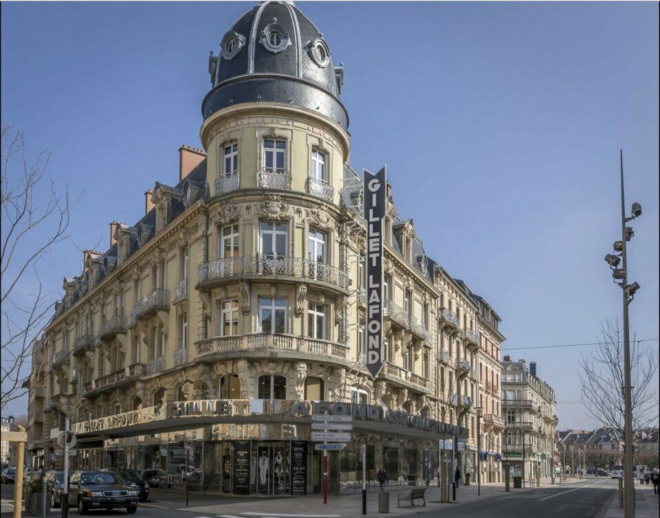 Location local commercial 899 m² non divisibles