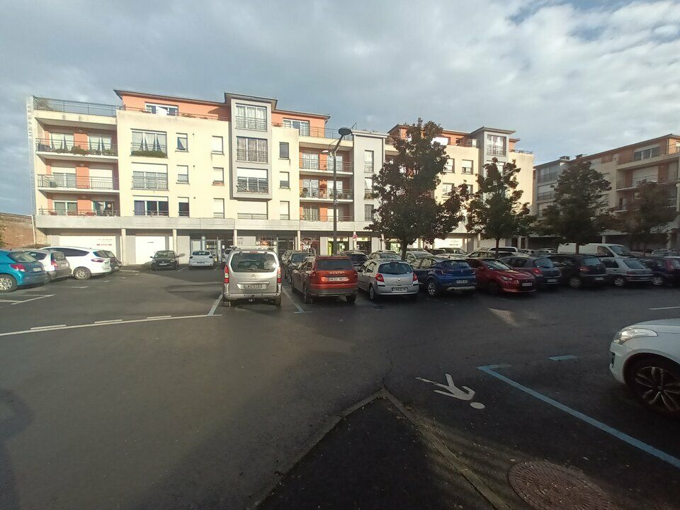 Location local commercial 492 m² divisibles à partir de 100 m²