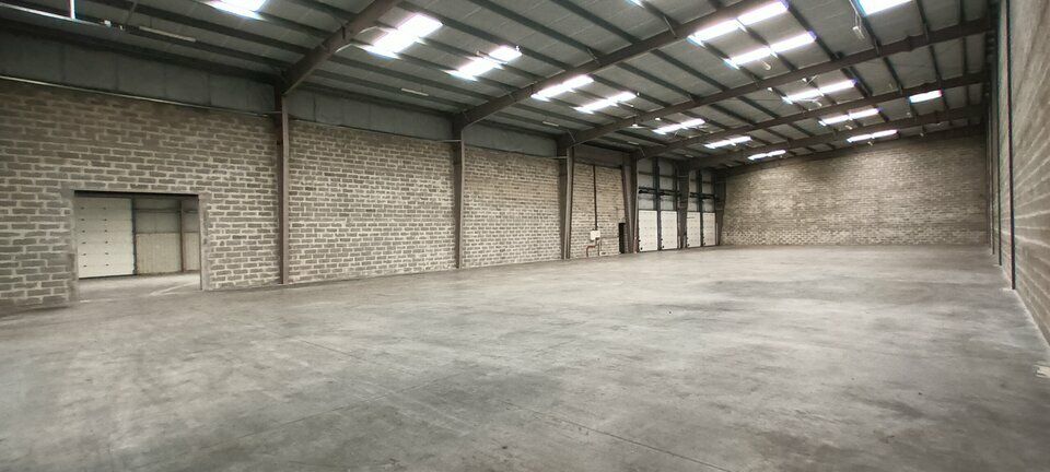 RARE - Bel entrepôt équipé de quais.