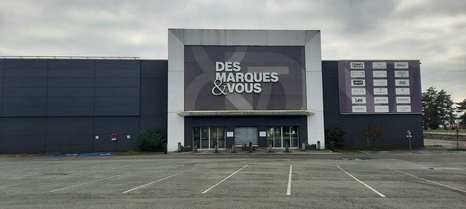 Location local commercial 2600 m² non divisibles