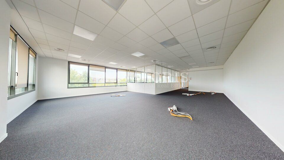 VALORIS REAL ESTATE vous propose des bureaux à louer au coeur de la TECHLID, dans un parc d'activités tertiaires récent et de bon standing, ambiance ZEN garantit pour cette construction d'inspiration Japonaise ! places de parking disponibles.
