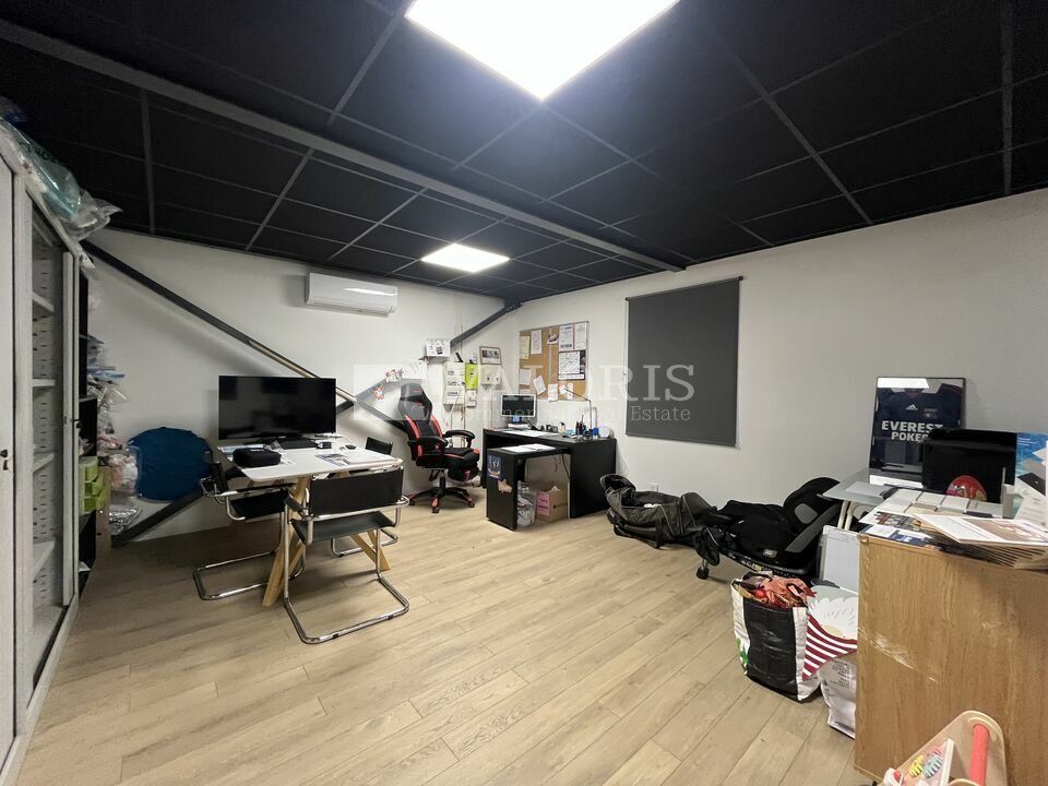 Valoris Real Estate vous propose un local d'activité récent au sein d'un parc idéalement situé sur la commune de Sarcey à 2 minutes de l'autoroute A89 ce qui permet un accès à Lyon en moins de 30 minutes.