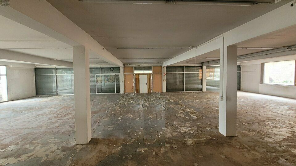 Ancienne concession automobile sur plusieurs niveaux avec parkings.