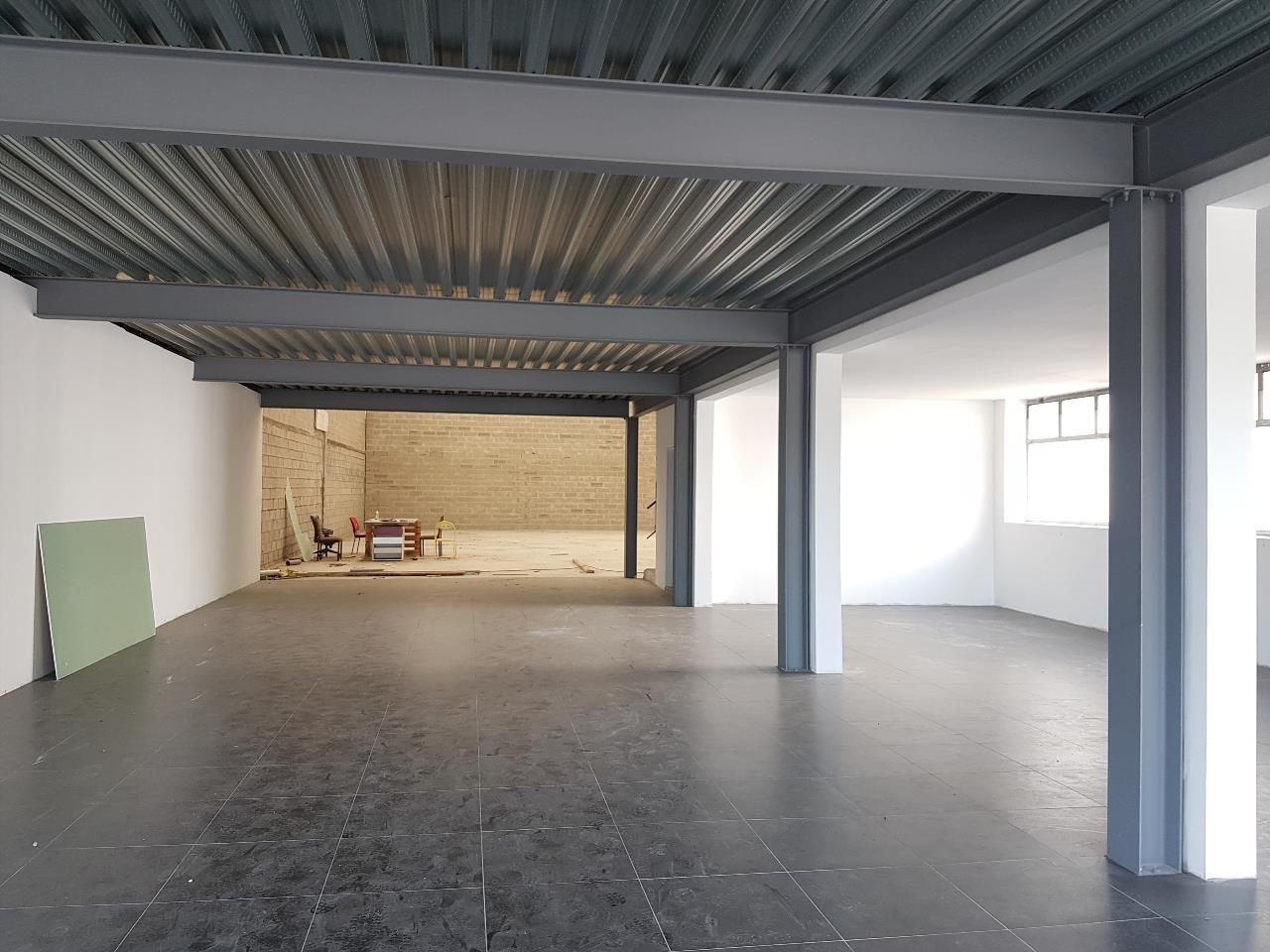 LOCAL INDUSTRIEL AUX PORTES DE ROUEN SITUE EN BORDURE D'UNE ROUTE TRES PASSANTE.