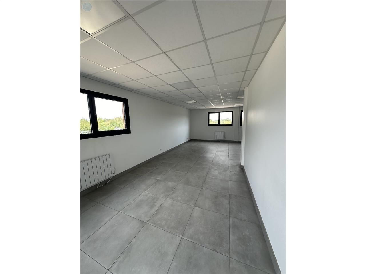 Location local 330 m² à MEUNG SUR LOIRE