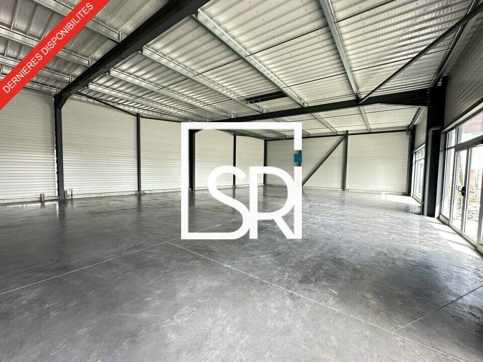 AXE PASSANT - LOCATION LOCAL COMMERCIAL NEUF DE SERVICES AVEC VITRINE - 63300 THIERS