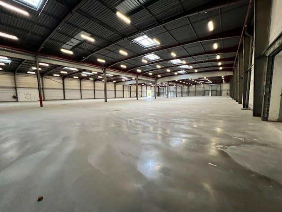 Location entrepot 10700 m² non divisibles