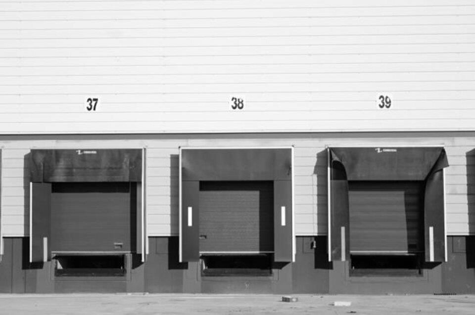 A LOUER ENTREPOT LOGISTIQUE LE LONG DE L'A13! Ce bien vous est proposé par Prolocaux. 