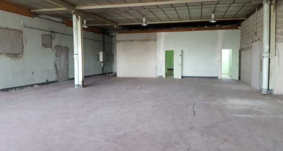 Vente local 1385 m² à Vaux-le-Pénil