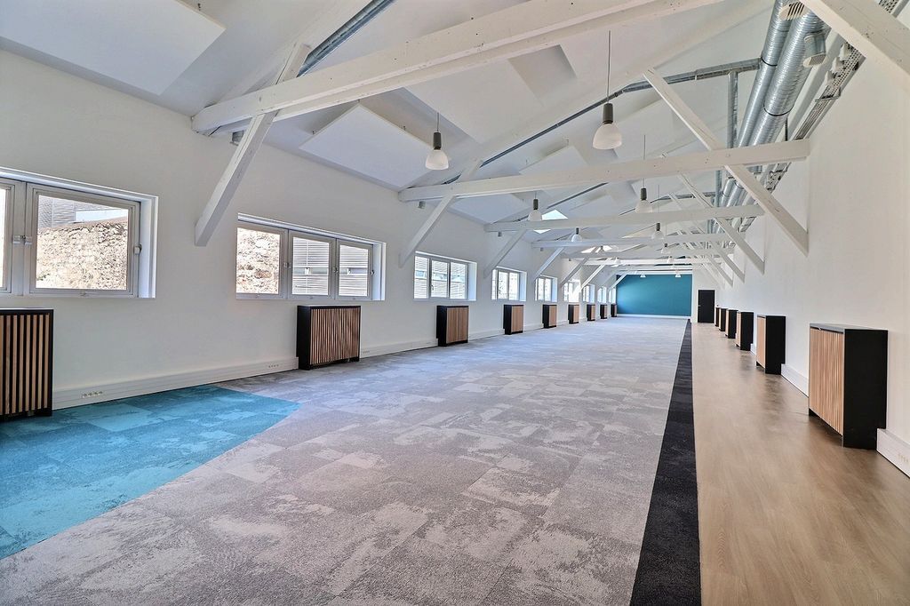 Location bureaux 1829 m² non divisibles