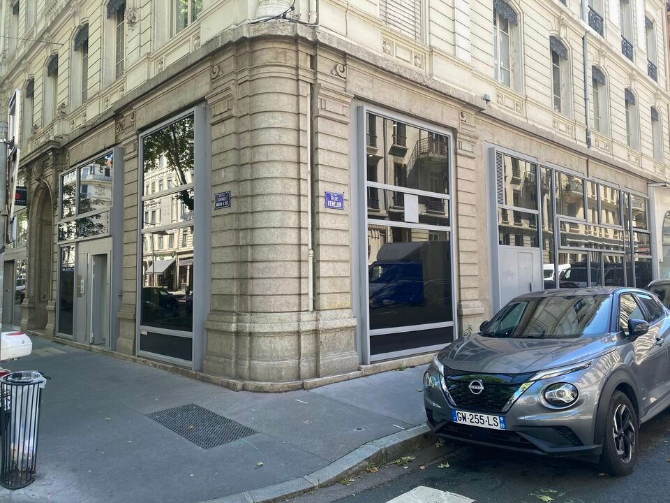Valoris Real Estate vous propose en EXCLUSIVITE un local commercial rare, idéalement situé dans le quartier prisé de Foch, au cœur du 6ème arrondissement de Lyon. 