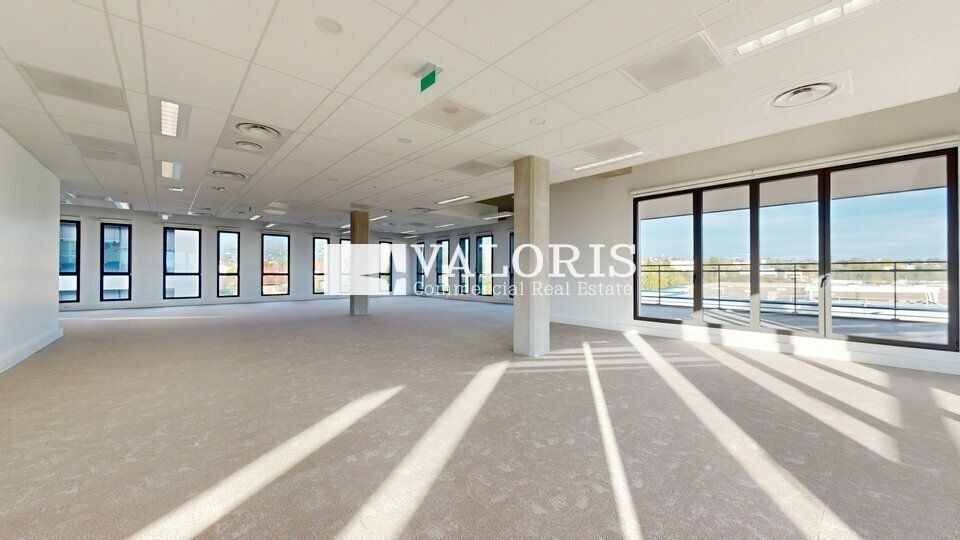 Au coeur de la Techlid, nous vous proposons un immeuble neuf de bureaux à la location, divisibles, avec une terrasse par lots. Nombreux parkings, accès aisé à Lyon par autoroute A6.