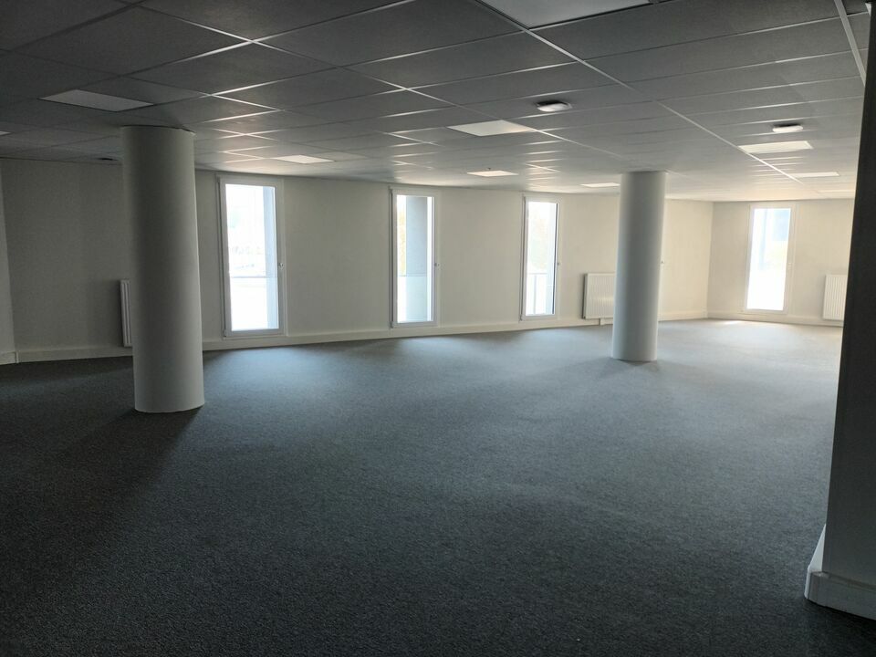 Proche Gare sur axe très passant.