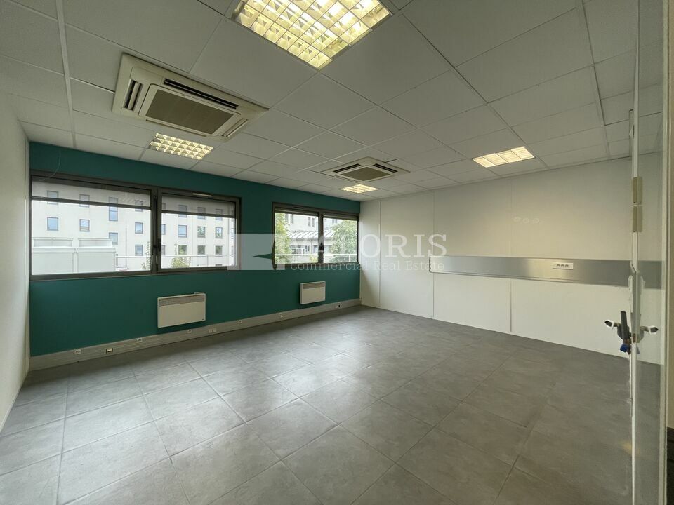 A louer, bureaux entièrement cloisonnés, câblés et climatisés. Au cœur d'un pôle d'activités tertiaires situé entre Grange Blanche et Mermoz. Services variés et accessibilité par les transports en commun en moins de 10 minutes à pied.