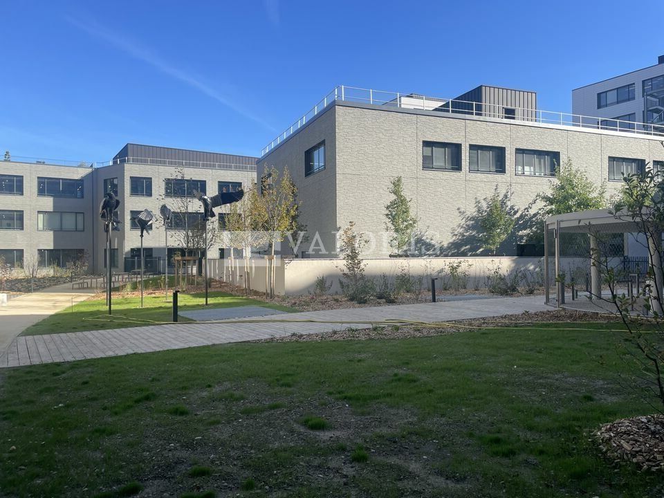 VALORIS REAL ESTATE vous propose le programme BE FLEX composé de 3 immeubles tertiaires idéalement situé dans un environnement de services et de nombreux commerces.