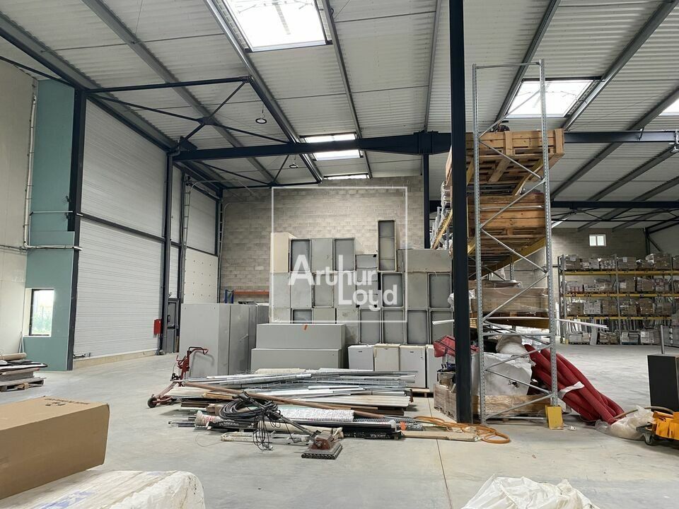 Location local d''activites 1593 m² divisibles à partir de 254 m²