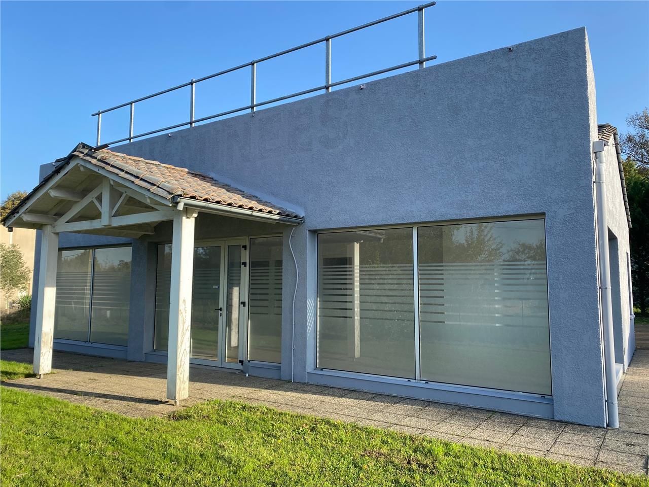 Vente bureaux 200 m² à Beychac-et-Caillau