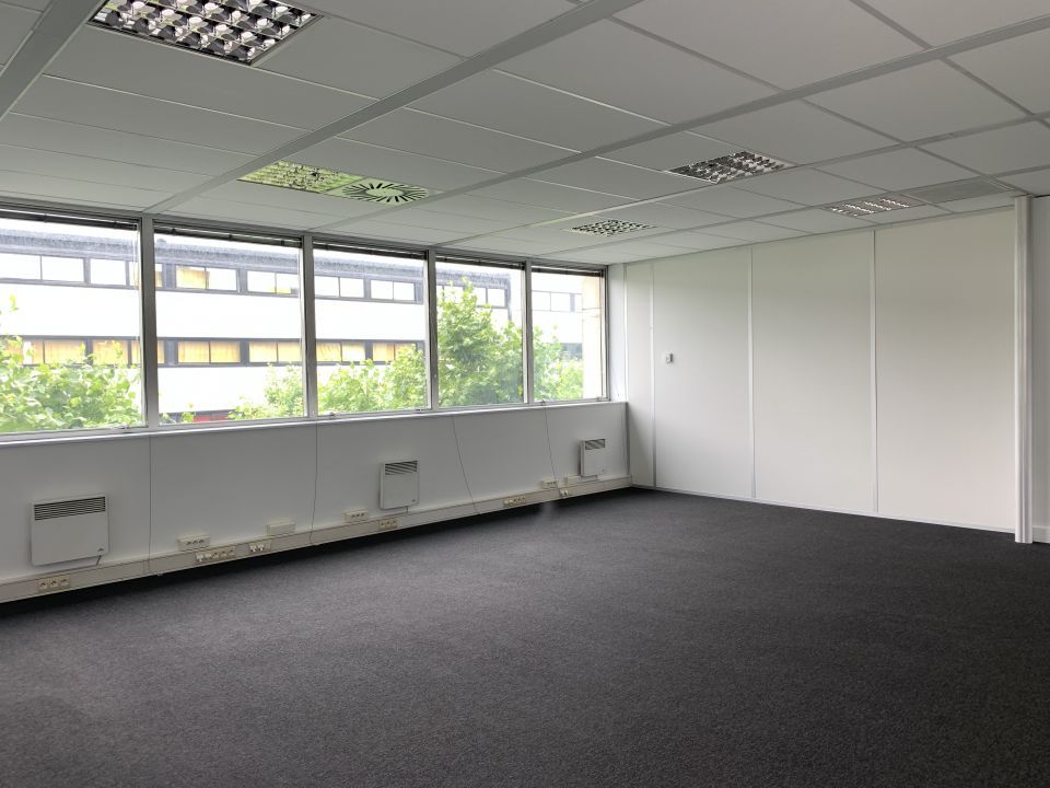 Immeuble r+4 situé bénéficiant d'une visibilité exceptionnelle, à l'angle du Cours du Médoc et de la place Ravezies.