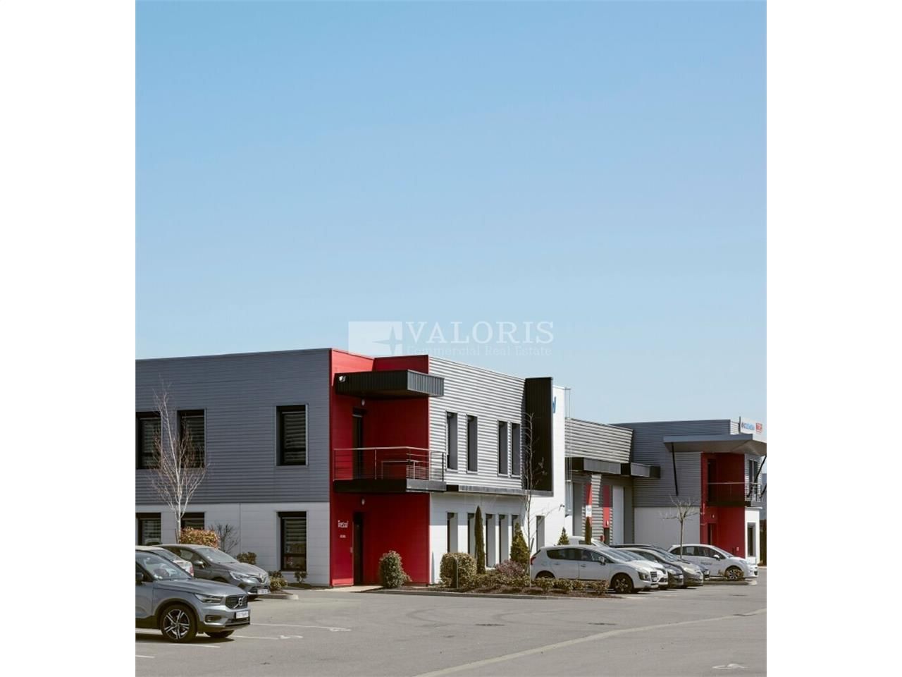 Location ou vente d'un local d'activité situé à Saint Priest, proche des grands axes.