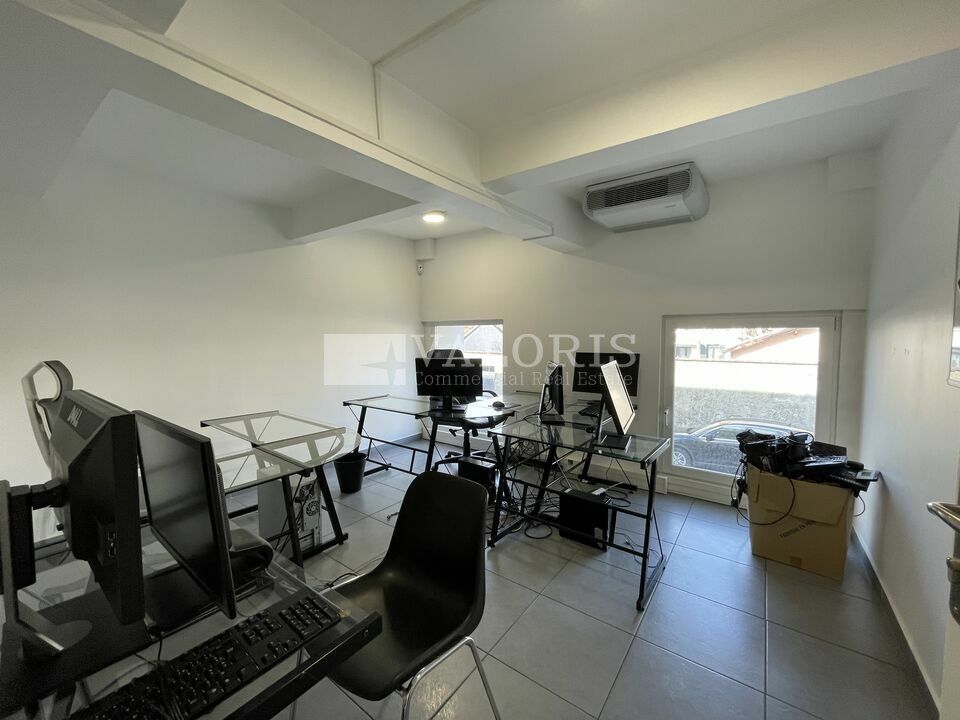 Valoris Real Estate vous propose à la vente une surface de bureaux de 280 m² répartie sur deux niveaux, idéalement située au cœur de Villeurbanne. Proche de toute commodité dans une rue calme et desservie par de multiples transports en commun.