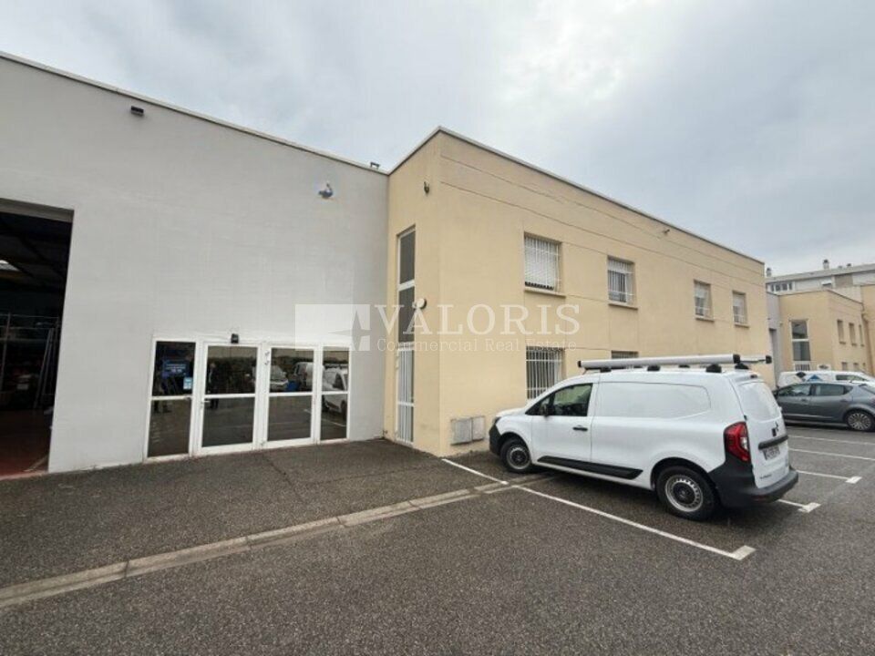 Location local d''activites 975.4 m² non divisibles
