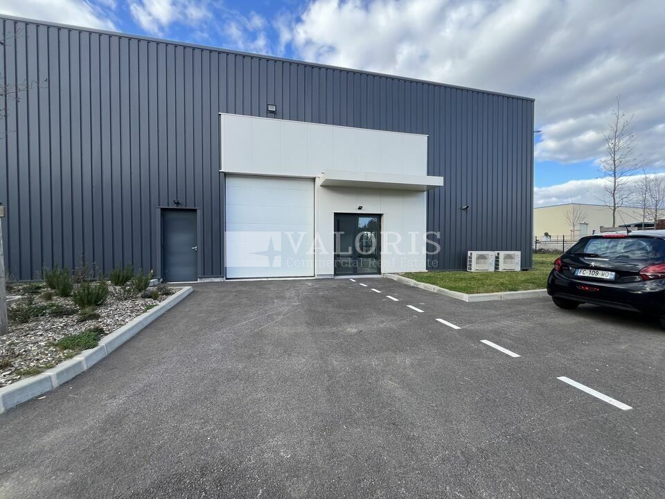 Valoris Real Estate vous propose à la location un local d'activité neuf idéalement situé dans la zone d'activité et commerciale de Genay, bénéficiant d'une visibilité directe depuis les axes passants.