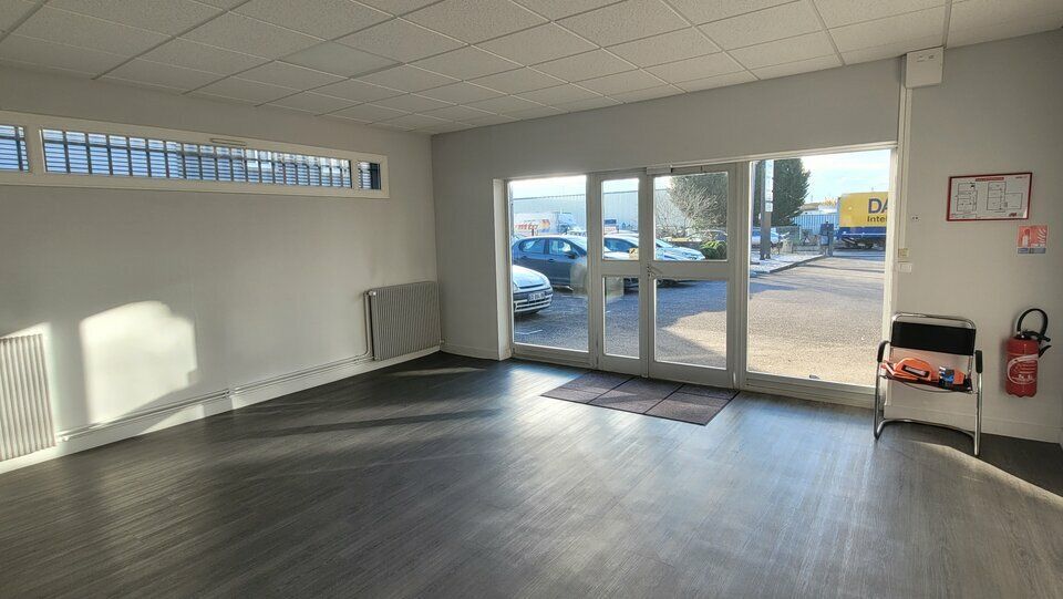 BEAUX LOCAUX AU COEUR DE LA ZI DE ST ETIENNE DU ROUVRAY.