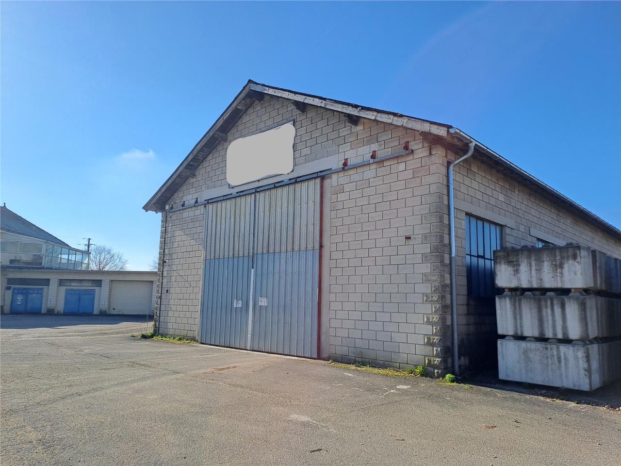 Location local 600 m² à Ambronay