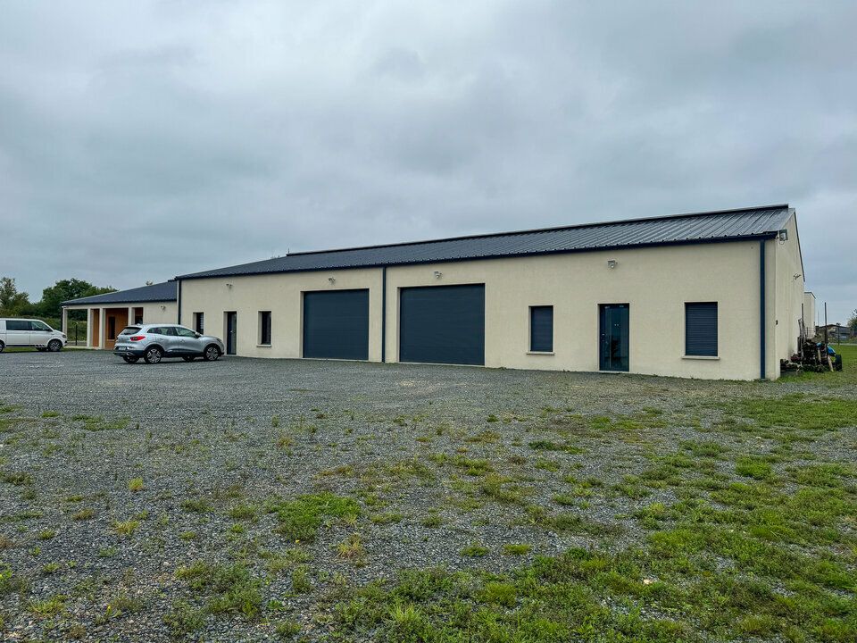 AMBOISE CHARGE - A VENDRE 3 LOCAUX D'ACTIVITES - TERRAIN CLOS  DE 1 900 M²