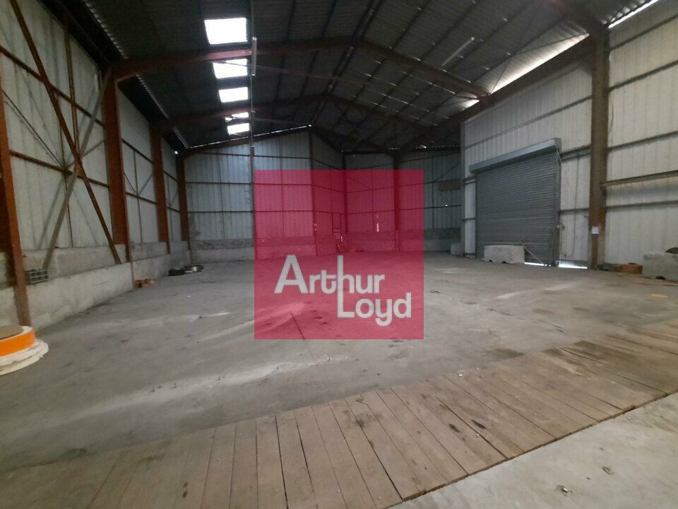 GERZAT A LOUER ENTREPOT 2400 M² - PARCELLE 10 000 M²