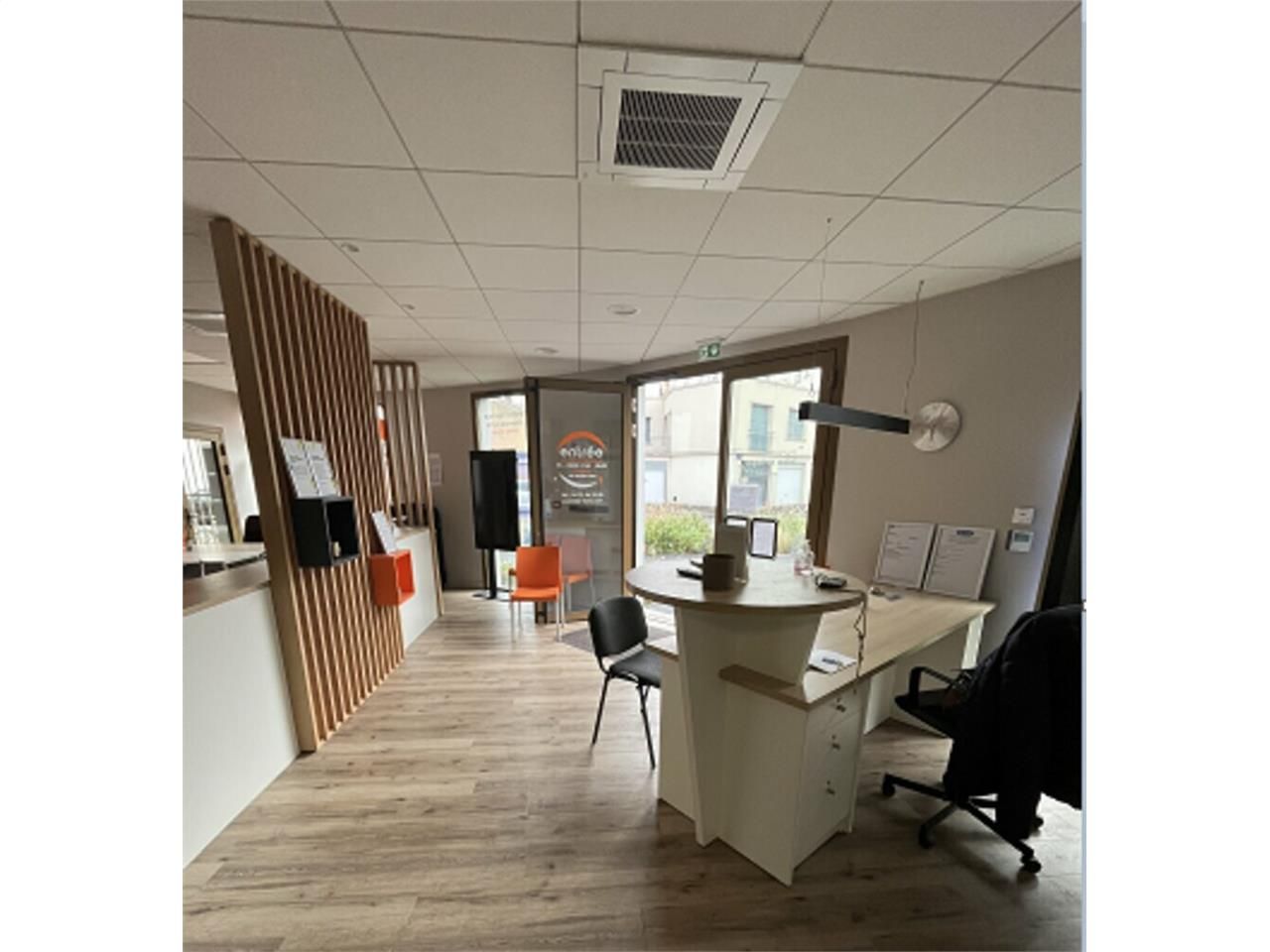 Superbe local neuf et aménagé de 100 m²  Salins