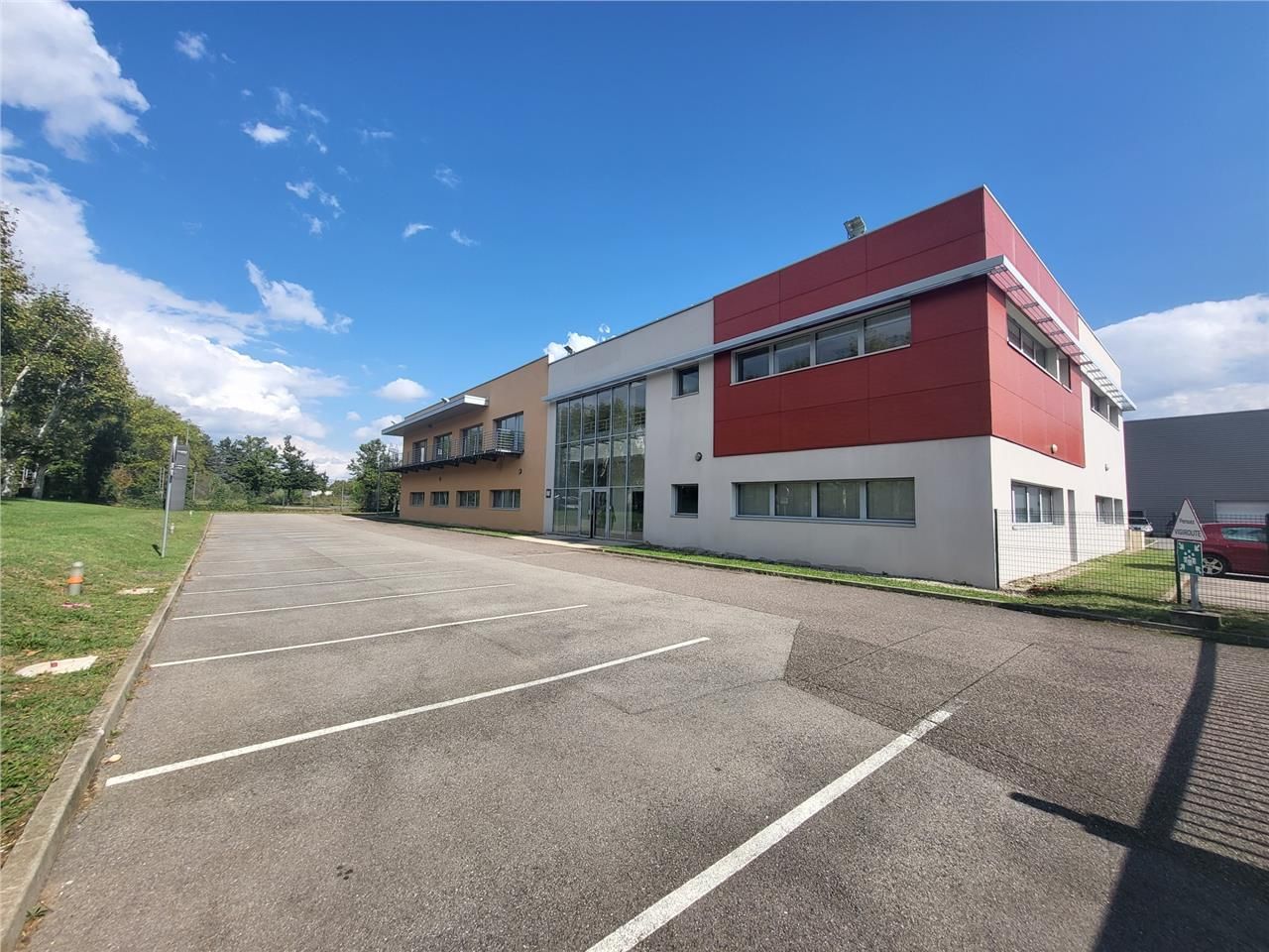 Location local 1730 m² à Saint-Priest