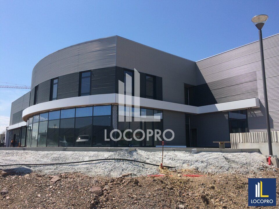 A LOUER - SHOWROOM ET ENTREPOT - 630 M2 PLUS PARKINGS - ZONE DU CAPITOU