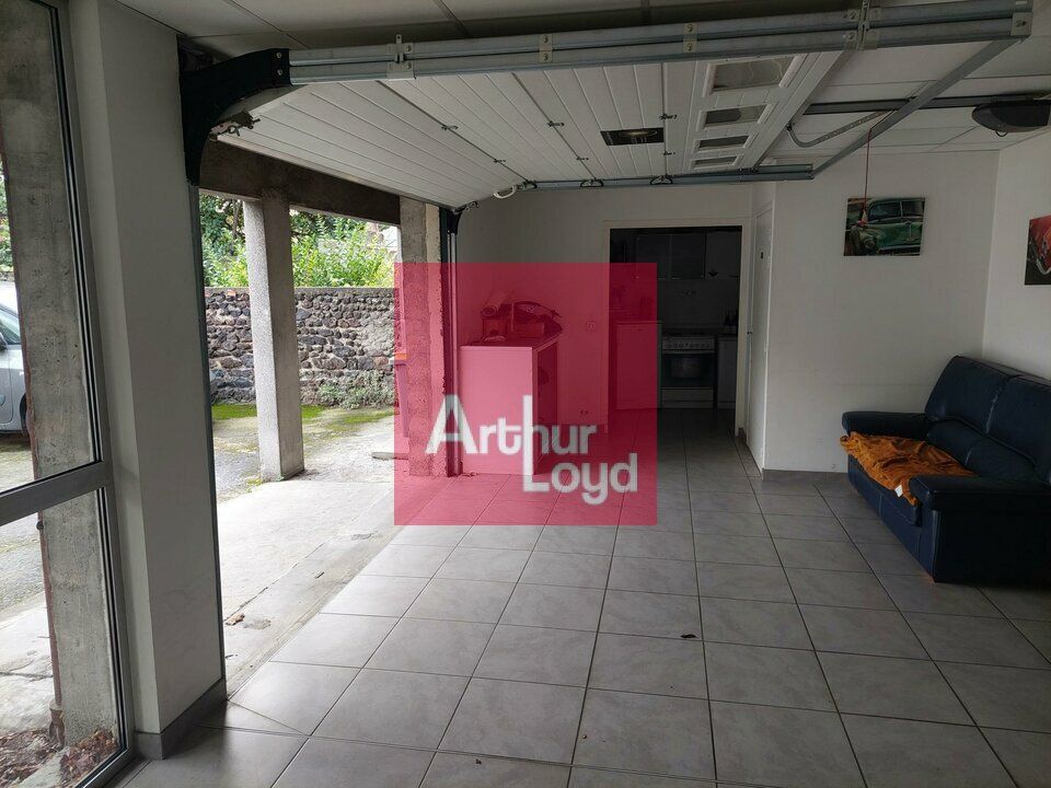 A LOUER  LOCAL COMMERCIAL 110 M² + 5 places de stationnement