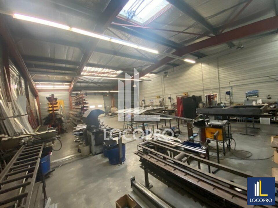 RARE - A VENDRE BÂTIMENT INDUSTRIEL DE 1450 M2 SUR TERRAIN DE 3800 M2 - PUGET-SUR-ARGENS