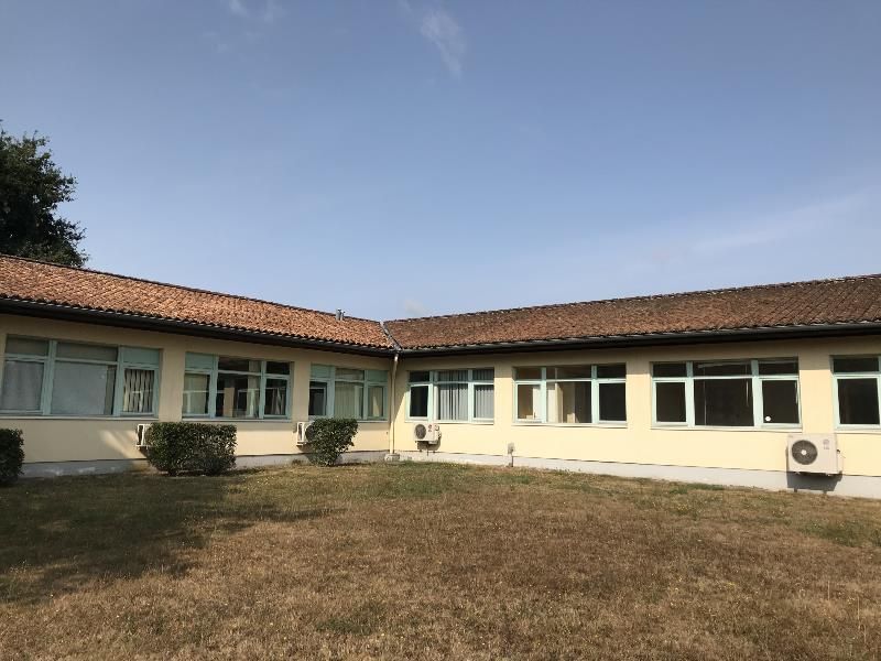 Bureaux disponibles dans un site tertiaire clos et paysager à l'entrée du parc d'activité de la Madeleine.