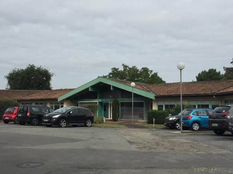 Bureaux disponibles dans un site tertiaire clos et paysagé à l'entrée du parc d'activité de la Madeleine.