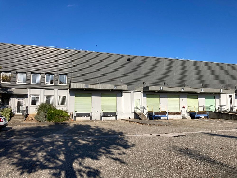 Location local 3584 m² à Vénissieux