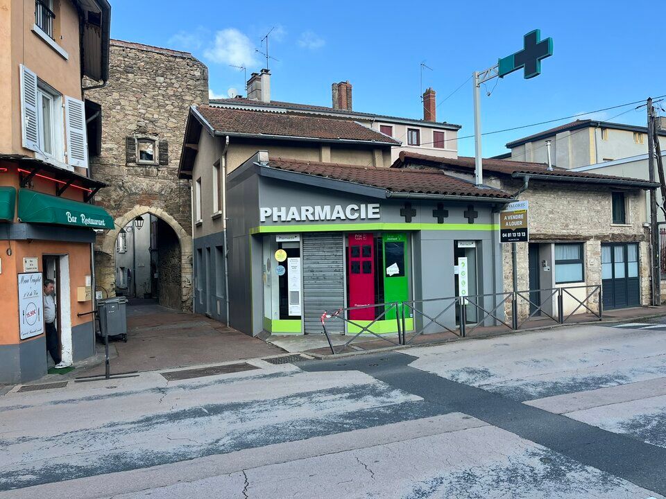 Valoris Real Estate vous propose un local commercial à louer d'environ 115 m² en rez-de-chaussée, au cœur de Chasselay, bénéficiant d'un emplacement stratégique au sein d'un environnement commerçant et dynamique.