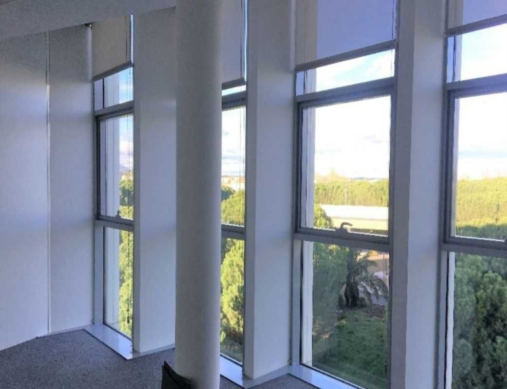 Bureaux vitrés sur toute la longueur, très lumineux