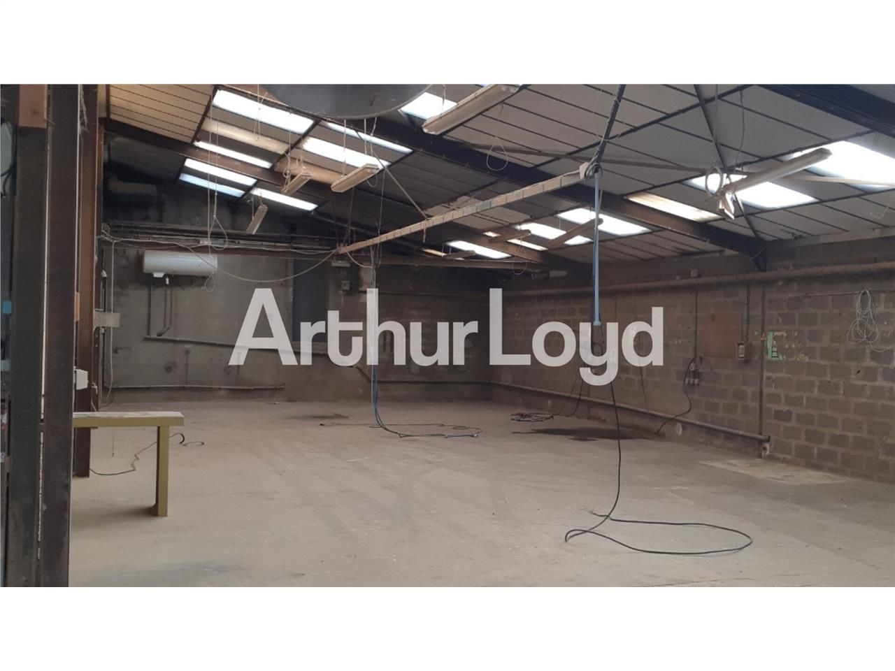 Location local 800.00 m² à CAEN