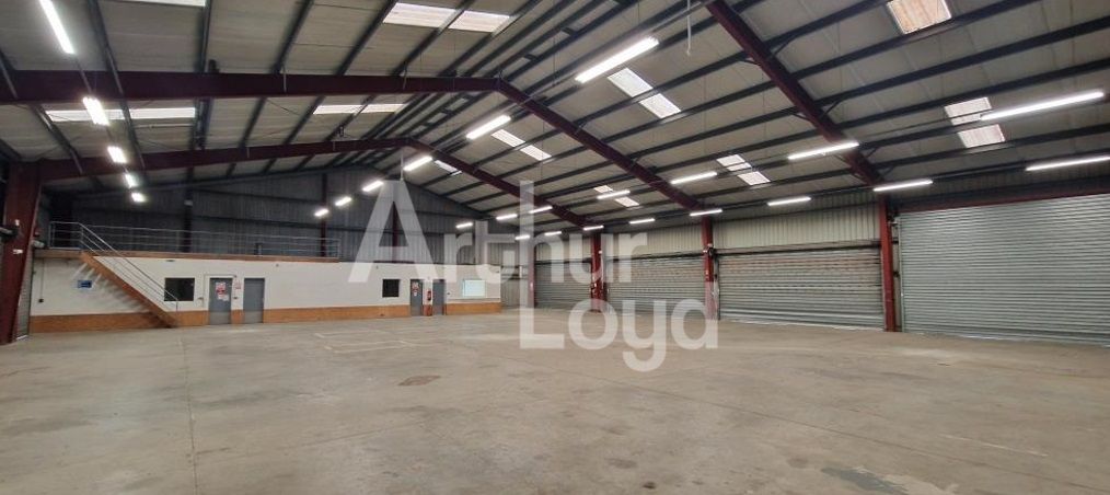 Location local 874.00 m² à SOLIERS