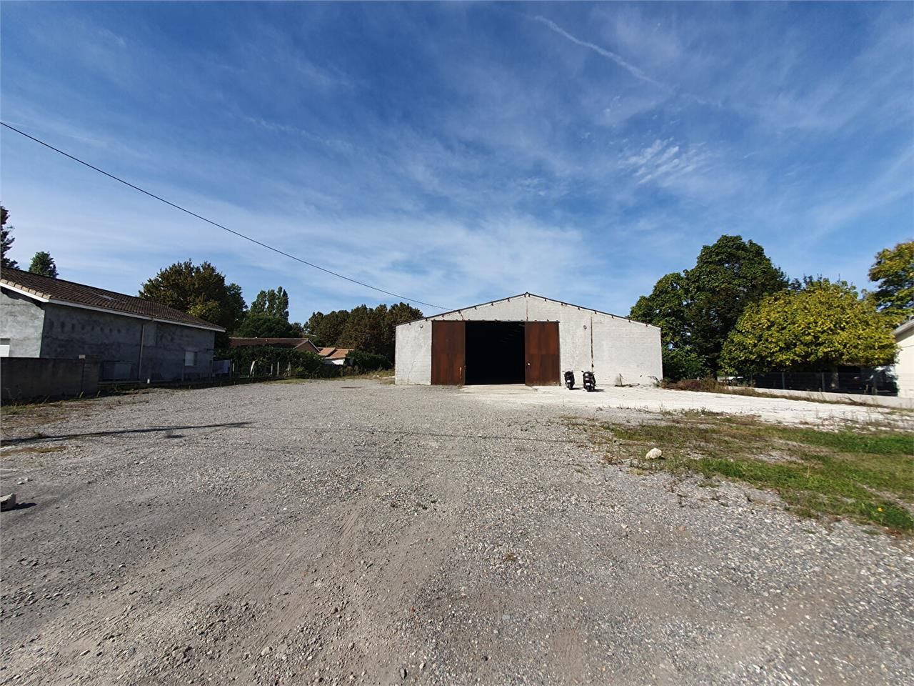 Vente local 1000.00 m² à AMBARES ET LAGRAVE