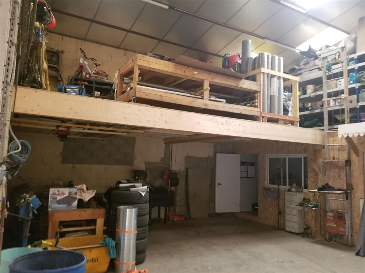 Location local 110.00 m² à IZON