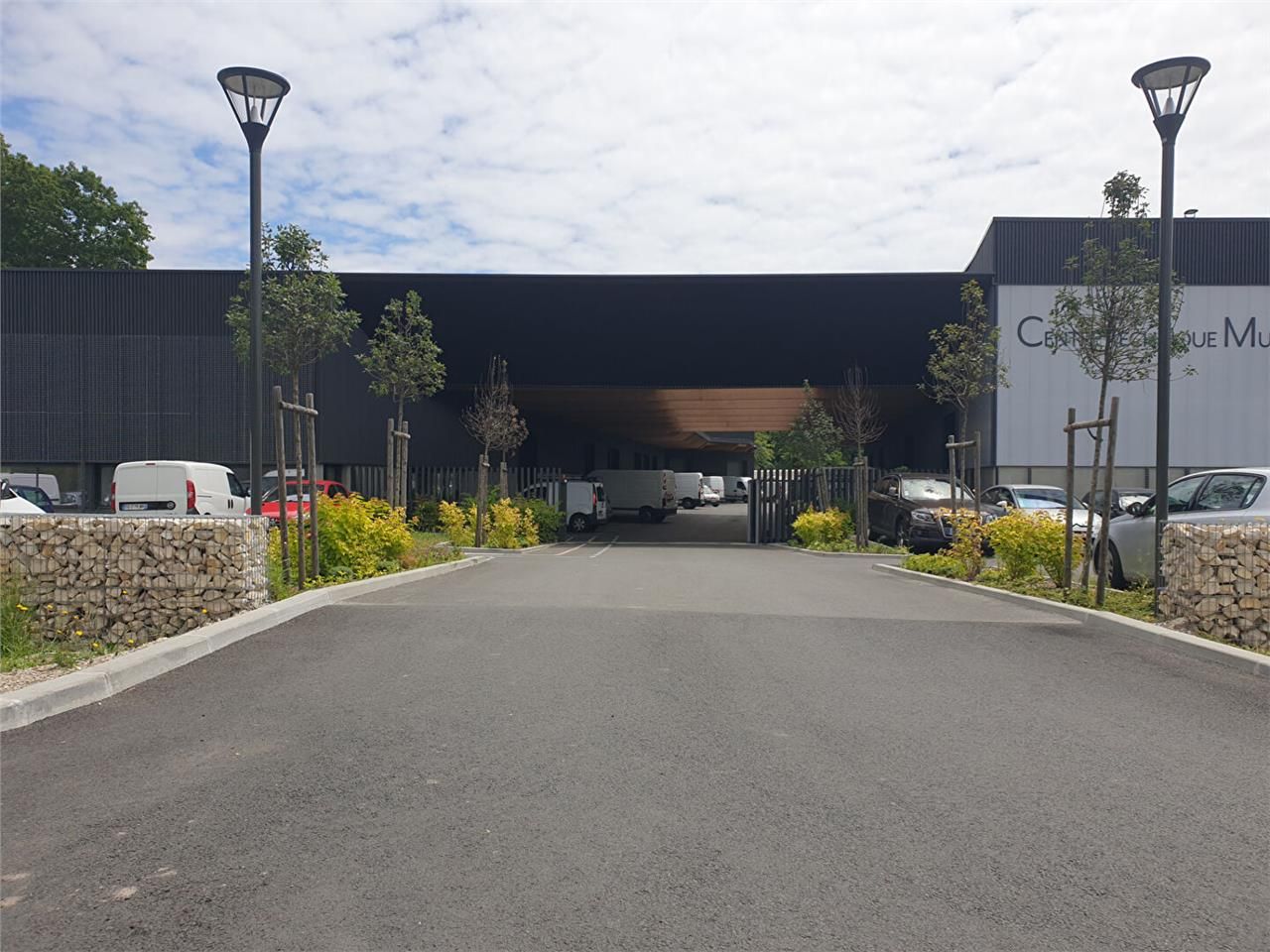 Location local 600.00 m² à GRADIGNAN