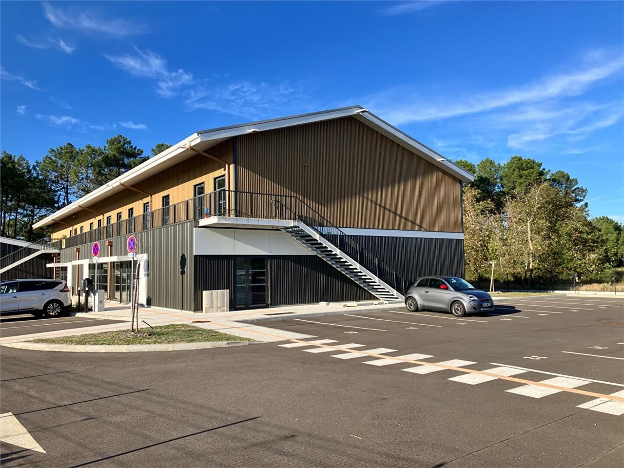 Location local commercial 195.00 m² à AUDENGE