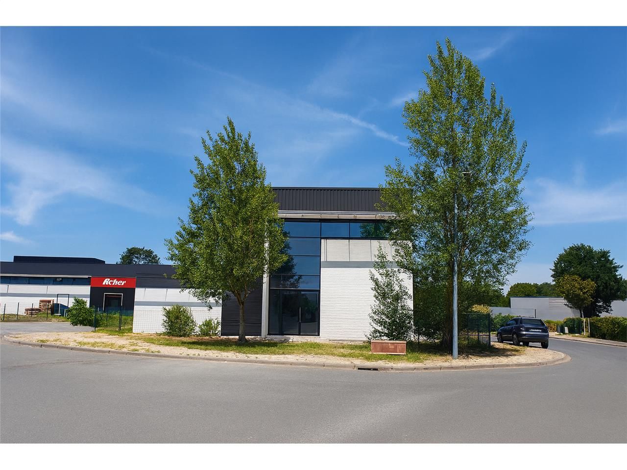 Location local commercial 294.00 m² à CANEJAN