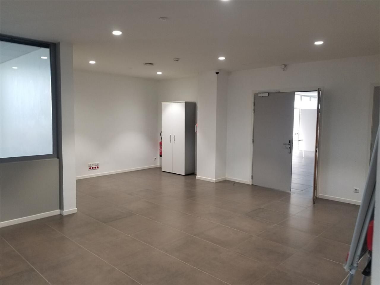 Location local commercial 478.00 m² à MERIGNAC